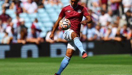 记者：蒂莱曼斯拒绝加盟吉达联合，他希望留在英超踢球